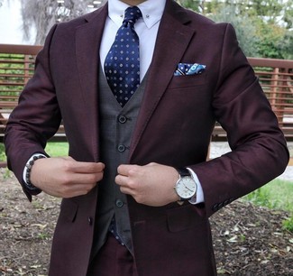 Dunkelblaue bedruckte Krawatte kombinieren – 482 Herren Outfits: Kombinieren Sie einen dunkellila Anzug mit einer dunkelblauen bedruckten Krawatte, um vor Klasse und Perfektion zu strotzen.