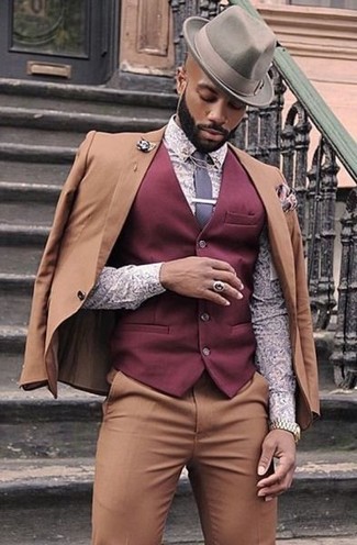 Hellviolettes bedrucktes Businesshemd kombinieren – 2 Herren Outfits: Entscheiden Sie sich für ein hellviolettes bedrucktes Businesshemd und einen beige Anzug, um vor Klasse und Perfektion zu strotzen.