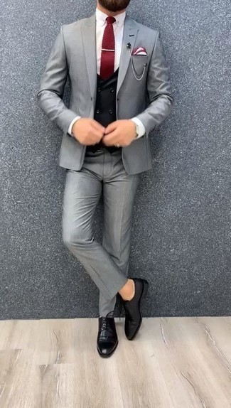 Welche Derby Schuhe mit grauen Anzuges zu tragen – 284 Herren Outfits: Kombinieren Sie einen grauen Anzug mit einer schwarzen Weste für einen stilvollen, eleganten Look. Wenn Sie nicht durch und durch formal auftreten möchten, wählen Sie Derby Schuhe.