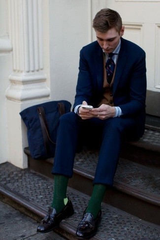 Dunkellila Leder Slipper kombinieren – 48 Elegante Herren Outfits: Tragen Sie einen dunkelblauen Anzug und eine braune Weste für eine klassischen und verfeinerte Silhouette. Machen Sie diese Aufmachung leger mit dunkellila Leder Slippern.