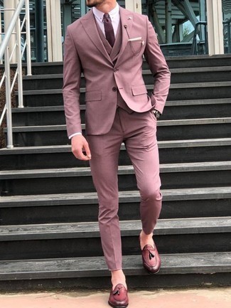 Rosa Weste kombinieren – 5 Herren Outfits: Tragen Sie eine rosa Weste und einen rosa Anzug, um vor Klasse und Perfektion zu strotzen. Bringen Sie die Dinge durcheinander, indem Sie dunkelroten Leder Slipper mit Quasten mit diesem Outfit tragen.