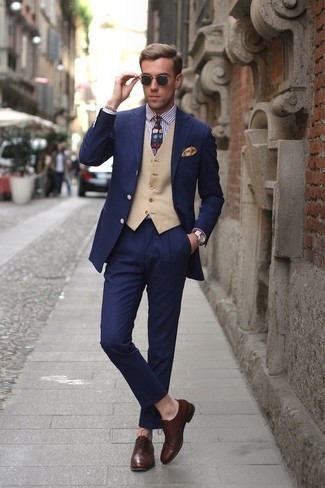 Beigen Überzug kombinieren – 500+ Herren Outfits: Kombinieren Sie einen beigen Überzug mit einem dunkelblauen Anzug für einen stilvollen, eleganten Look. Fühlen Sie sich mutig? Ergänzen Sie Ihr Outfit mit dunkelbraunen Leder Oxford Schuhen.