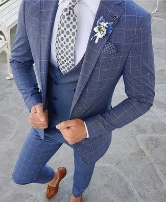 30 Jährige: Blauen Anzug mit Karomuster kombinieren – 38 Herbst Herren Outfits: Kombinieren Sie einen blauen Anzug mit Karomuster mit einer blauen Weste für eine klassischen und verfeinerte Silhouette. Fühlen Sie sich mutig? Entscheiden Sie sich für braunen Leder Slipper mit Quasten. Ein super Herbst-Outfit.