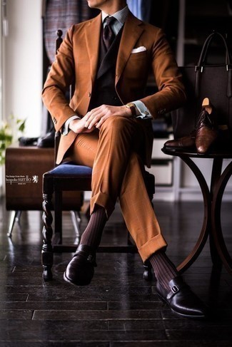 30 Jährige: Dunkelrote Krawatte kombinieren – 500+ Herren Outfits: Erwägen Sie das Tragen von einem rotbraunen Anzug und einer dunkelroten Krawatte für einen stilvollen, eleganten Look. Wenn Sie nicht durch und durch formal auftreten möchten, wählen Sie dunkellila Monks aus Leder.