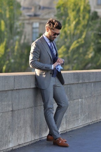 Graue Krawatte kombinieren – 500+ Herren Outfits: Erwägen Sie das Tragen von einem grauen Anzug und einer grauen Krawatte für eine klassischen und verfeinerte Silhouette. Braune Doppelmonks aus Leder verleihen einem klassischen Look eine neue Dimension.
