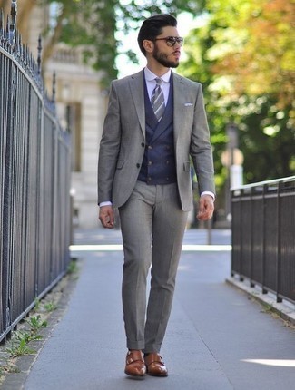 Graue Krawatte kombinieren – 500+ Herren Outfits: Erwägen Sie das Tragen von einem grauen Anzug und einer grauen Krawatte, um vor Klasse und Perfektion zu strotzen. Suchen Sie nach leichtem Schuhwerk? Entscheiden Sie sich für braunen Doppelmonks aus Leder für den Tag.