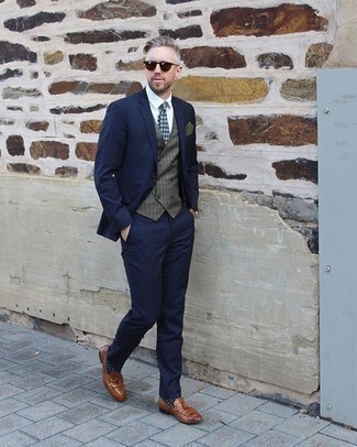 Blaue bedruckte Krawatte kombinieren – 82 Elegante Herbst Herren Outfits: Tragen Sie einen dunkelblauen Anzug und eine blaue bedruckte Krawatte für eine klassischen und verfeinerte Silhouette. Wenn Sie nicht durch und durch formal auftreten möchten, ergänzen Sie Ihr Outfit mit braunen Leder Slippern mit Quasten. Dieser Look ist perfekt für die Übergangszeit geeignet.