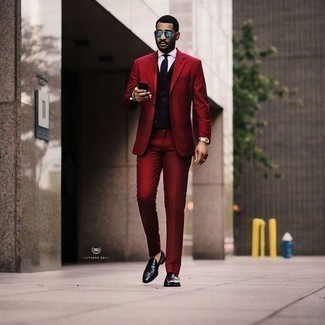 Roten Anzug kombinieren – 125 Herren Outfits: Erwägen Sie das Tragen von einem roten Anzug und einer schwarzen Weste, um vor Klasse und Perfektion zu strotzen. Wenn Sie nicht durch und durch formal auftreten möchten, entscheiden Sie sich für schwarzen Leder Slipper.