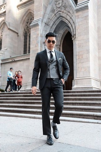 20 Jährige: Welche Businesshemden mit dunkelgrauer Weste zu tragen – 18 Herren Outfits: Entscheiden Sie sich für eine dunkelgraue Weste und ein Businesshemd für eine klassischen und verfeinerte Silhouette. Fühlen Sie sich ideenreich? Ergänzen Sie Ihr Outfit mit schwarzen Leder Derby Schuhen.