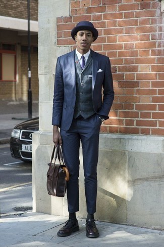 Welche Brogues mit dunkelblauen Anzuges zu tragen – 119 Elegante Herren Outfits: Entscheiden Sie sich für einen dunkelblauen Anzug und eine dunkelblaue Weste, um vor Klasse und Perfektion zu strotzen. Wählen Sie die legere Option mit Brogues.