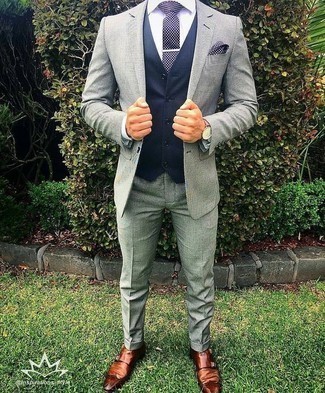 30 Jährige: Weste kombinieren – 500+ Herren Outfits warm Wetter: Kombinieren Sie eine Weste mit einem grauen Anzug, um vor Klasse und Perfektion zu strotzen. Fühlen Sie sich mutig? Vervollständigen Sie Ihr Outfit mit braunen Doppelmonks aus Leder.
