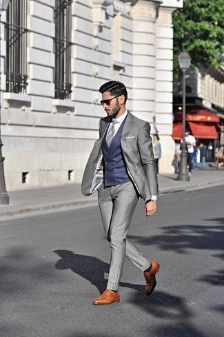 Graue horizontal gestreifte Krawatte kombinieren – 77 Herren Outfits: Entscheiden Sie sich für einen grauen Anzug und eine graue horizontal gestreifte Krawatte für eine klassischen und verfeinerte Silhouette. Fühlen Sie sich mutig? Ergänzen Sie Ihr Outfit mit rotbraunen Doppelmonks aus Leder.