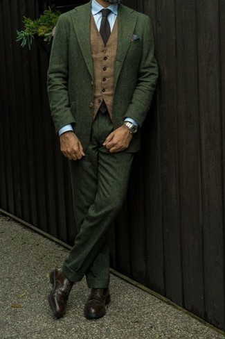 Dunkelbraune Leder Brogues kombinieren – 319 Elegante Herren Outfits: Kombinieren Sie einen dunkelgrünen Anzug mit einer beige Weste mit Schottenmuster für eine klassischen und verfeinerte Silhouette. Fühlen Sie sich mutig? Entscheiden Sie sich für dunkelbraunen Leder Brogues.