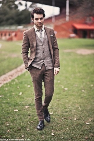 20 Jährige: Dunkelgraue Krawatte kombinieren – 44 Elegante Herren Outfits: Entscheiden Sie sich für einen braunen Anzug und eine dunkelgraue Krawatte für eine klassischen und verfeinerte Silhouette. Fühlen Sie sich ideenreich? Wählen Sie schwarzen Leder Derby Schuhe.