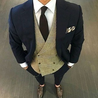 Beige Weste kombinieren – 206 Herren Outfits warm Wetter: Kombinieren Sie eine beige Weste mit einem dunkelblauen Anzug für einen stilvollen, eleganten Look. Fühlen Sie sich mutig? Komplettieren Sie Ihr Outfit mit dunkelbraunen Doppelmonks aus Leder.