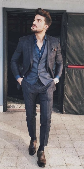 dunkelgrauer Anzug mit Schottenmuster, dunkelblaue Weste, dunkelblaues Chambray Businesshemd, braune Leder Oxford Schuhe für Herren