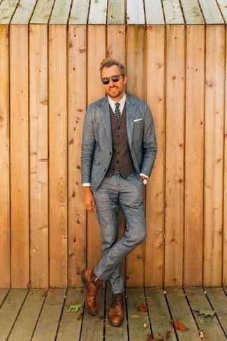 Wie braune Weste mit hellblauen Anzuges zu kombinieren – 1 Herren Outfits: Tragen Sie einen hellblauen Anzug und eine braune Weste für einen stilvollen, eleganten Look. Fühlen Sie sich mutig? Ergänzen Sie Ihr Outfit mit rotbraunen Brogue Stiefeln aus Leder.