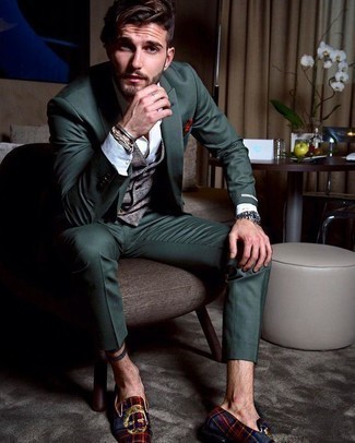 Schuhe mit Schottenmuster kombinieren – 12 Herren Outfits: Entscheiden Sie sich für einen dunkelgrünen Anzug und eine graue Weste mit Schottenmuster für einen stilvollen, eleganten Look. Wenn Sie nicht durch und durch formal auftreten möchten, wählen Sie dunkelblauen Samt Slipper mit Schottenmuster.