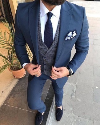 Graue Weste mit Karomuster kombinieren – 32 Herren Outfits: Kombinieren Sie eine graue Weste mit Karomuster mit einem blauen Anzug für eine klassischen und verfeinerte Silhouette. Wenn Sie nicht durch und durch formal auftreten möchten, vervollständigen Sie Ihr Outfit mit dunkelblauen Wildleder Slippern mit Quasten.