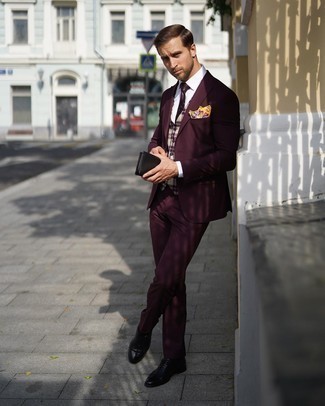 30 Jährige: Dunkelrote bedruckte Krawatte kombinieren – 141 Elegante Herren Outfits: Erwägen Sie das Tragen von einem dunkelroten Anzug und einer dunkelroten bedruckten Krawatte für einen stilvollen, eleganten Look. Fühlen Sie sich mutig? Vervollständigen Sie Ihr Outfit mit schwarzen Leder Oxford Schuhen.