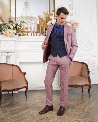 Rosa Anzug kombinieren – 55 Herren Outfits: Tragen Sie einen rosa Anzug und eine dunkelblaue Weste mit Karomuster, um vor Klasse und Perfektion zu strotzen. Suchen Sie nach leichtem Schuhwerk? Ergänzen Sie Ihr Outfit mit dunkelroten Leder Brogues für den Tag.