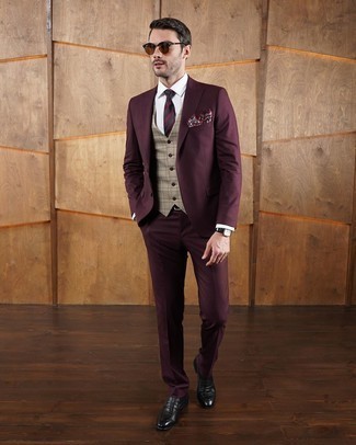 Dunkelrote Krawatte kombinieren – 500+ Herren Outfits: Tragen Sie einen dunkelroten Anzug und eine dunkelrote Krawatte für einen stilvollen, eleganten Look. Suchen Sie nach leichtem Schuhwerk? Wählen Sie schwarzen Leder Slipper für den Tag.