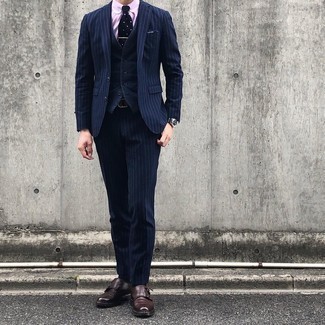 Wie Doppelmonks mit Weste zu kombinieren – 122 Herren Outfits: Vereinigen Sie eine Weste mit einem dunkelblauen vertikal gestreiften Anzug für eine klassischen und verfeinerte Silhouette. Wenn Sie nicht durch und durch formal auftreten möchten, komplettieren Sie Ihr Outfit mit Doppelmonks.