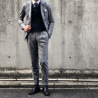 Blaue Weste kombinieren – 437 Herren Outfits: Erwägen Sie das Tragen von einer blauen Weste und einem grauen Anzug für einen stilvollen, eleganten Look. Bringen Sie die Dinge durcheinander, indem Sie schwarzen Leder Oxford Schuhe mit diesem Outfit tragen.