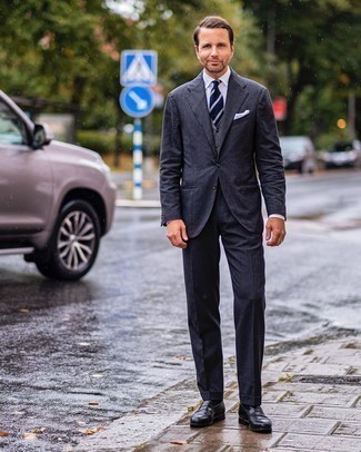40 Jährige: Graue Weste kombinieren – 40 Herren Outfits: Erwägen Sie das Tragen von einer grauen Weste und einem dunkelgrauen Anzug, um vor Klasse und Perfektion zu strotzen. Fühlen Sie sich ideenreich? Wählen Sie schwarzen Leder Slipper.