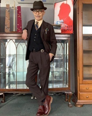 60 Jährige: Wie Anzug mit Chukka-Stiefel zu kombinieren – 13 Elegante Herren Outfits: Kombinieren Sie einen Anzug mit einer schwarzen vertikal gestreiften Weste für einen stilvollen, eleganten Look. Fühlen Sie sich ideenreich? Wählen Sie Chukka-Stiefel.