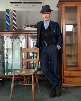 Hellblaue Krawatte kombinieren – 188 Herren Outfits: Tragen Sie einen dunkelblauen Wollanzug mit Vichy-Muster und eine hellblaue Krawatte für eine klassischen und verfeinerte Silhouette. Wenn Sie nicht durch und durch formal auftreten möchten, ergänzen Sie Ihr Outfit mit dunkelbraunen Wildleder Oxford Schuhen.