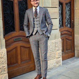 Mehrfarbige Krawatte mit Paisley-Muster kombinieren – 18 Herren Outfits: Kombinieren Sie einen grauen Wollanzug mit Karomuster mit einer mehrfarbigen Krawatte mit Paisley-Muster für einen stilvollen, eleganten Look. Komplettieren Sie Ihr Outfit mit braunen Leder Oxford Schuhen.