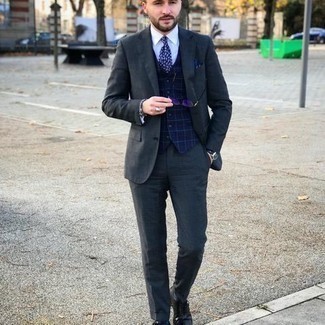 Dunkelblaue Krawatte mit Blumenmuster kombinieren – 88 Herren Outfits: Entscheiden Sie sich für einen dunkelgrauen Anzug und eine dunkelblaue Krawatte mit Blumenmuster, um vor Klasse und Perfektion zu strotzen. Suchen Sie nach leichtem Schuhwerk? Entscheiden Sie sich für schwarzen Leder Oxford Schuhe für den Tag.