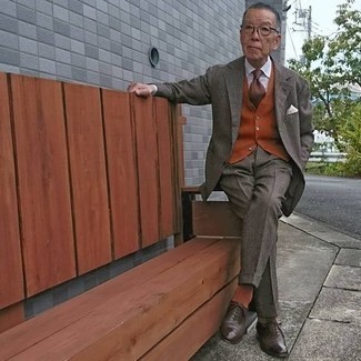 60 Jährige: Braune Krawatte kombinieren – 104 Herren Outfits: Kombinieren Sie einen grauen Wollanzug mit einer braunen Krawatte für einen stilvollen, eleganten Look. Wählen Sie die legere Option mit dunkelbraunen Leder Oxford Schuhen.