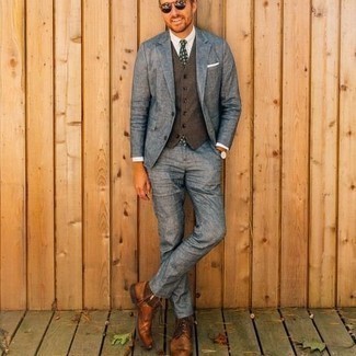Dunkelbraune Wollweste kombinieren – 111 Herren Outfits: Entscheiden Sie sich für eine dunkelbraune Wollweste und einen blauen Anzug für eine klassischen und verfeinerte Silhouette. Fühlen Sie sich ideenreich? Ergänzen Sie Ihr Outfit mit einer braunen Lederfreizeitstiefeln.
