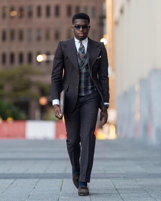 Dunkelgrüne Socken kombinieren – 500+ Herren Outfits: Tragen Sie einen schwarzen vertikal gestreiften Wollanzug und dunkelgrünen Socken für ein Alltagsoutfit, das Charakter und Persönlichkeit ausstrahlt. Fühlen Sie sich ideenreich? Entscheiden Sie sich für dunkelbraunen Wildleder Slipper mit Quasten.