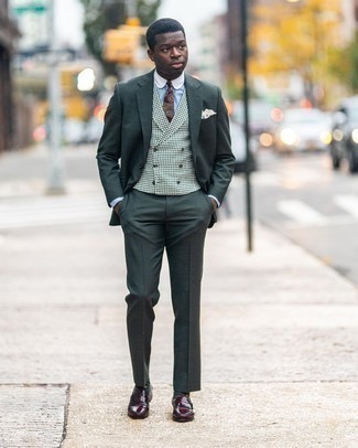 Weiße Weste kombinieren – 68 Herren Outfits: Tragen Sie eine weiße Weste und einen dunkelgrünen Anzug für einen stilvollen, eleganten Look. Fühlen Sie sich mutig? Entscheiden Sie sich für dunkelroten Leder Slipper.