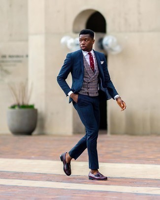 30 Jährige: Dunkelrote bedruckte Krawatte kombinieren – 141 Elegante Herren Outfits: Entscheiden Sie sich für einen dunkelblauen vertikal gestreiften Anzug und eine dunkelrote bedruckte Krawatte, um vor Klasse und Perfektion zu strotzen. Suchen Sie nach leichtem Schuhwerk? Wählen Sie dunkelroten Leder Slipper für den Tag.