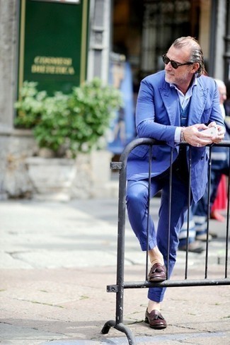 50 Jährige: Wie blauen Anzug mit brauner Leder Slipper zu kombinieren – 18 Herren Outfits: Tragen Sie einen blauen Anzug und eine blaue Weste für einen stilvollen, eleganten Look. Wählen Sie die legere Option mit braunen Leder Slippern.