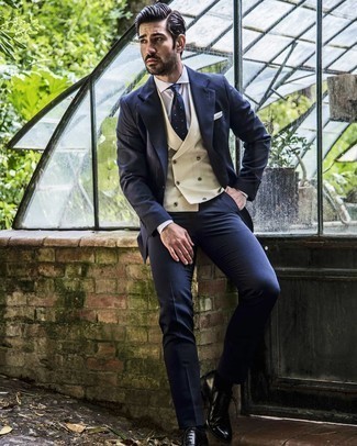 Dunkelblaue bedruckte Krawatte kombinieren – 482 Herren Outfits: Vereinigen Sie einen dunkelblauen Anzug mit einer dunkelblauen bedruckten Krawatte für eine klassischen und verfeinerte Silhouette. Machen Sie diese Aufmachung leger mit schwarzen Leder Oxford Schuhen.
