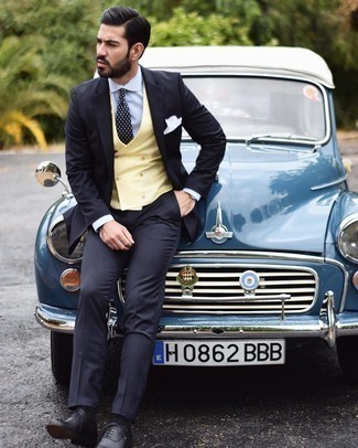 30 Jährige: Dunkelblaue und weiße gepunktete Krawatte kombinieren – 82 Herbst Herren Outfits: Kombinieren Sie einen dunkelblauen Anzug mit einer dunkelblauen und weißen gepunkteten Krawatte für einen stilvollen, eleganten Look. Schwarze Leder Oxford Schuhe verleihen einem klassischen Look eine neue Dimension. Der Look ist mega und passt toll zum Herbst.