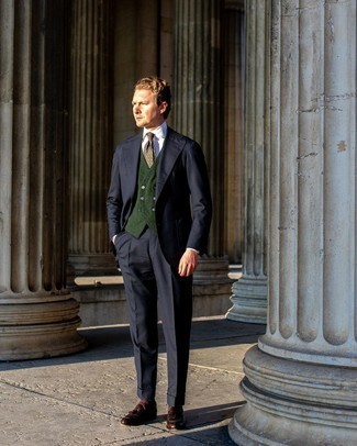 Welche Anzüge mit dunkelgrüner Weste zu tragen – 8 Herren Outfits: Erwägen Sie das Tragen von einem Anzug und einer dunkelgrünen Weste für eine klassischen und verfeinerte Silhouette. Fühlen Sie sich ideenreich? Entscheiden Sie sich für dunkelbraunen Leder Slipper mit Quasten.