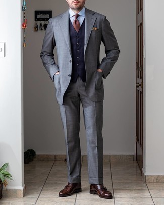 Dunkelbraune gepunktete Krawatte kombinieren – 189 Herren Outfits: Tragen Sie einen grauen Anzug und eine dunkelbraune gepunktete Krawatte für einen stilvollen, eleganten Look. Warum kombinieren Sie Ihr Outfit für einen legereren Auftritt nicht mal mit dunkelbraunen Doppelmonks aus Leder?