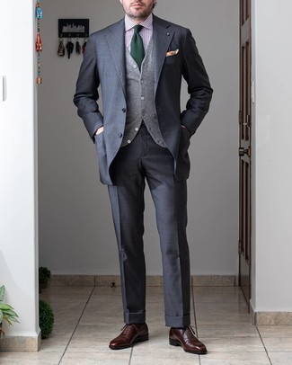 Weißes und lila vertikal gestreiftes Businesshemd kombinieren – 500+ Herren Outfits: Kombinieren Sie ein weißes und lila vertikal gestreiftes Businesshemd mit einem dunkelgrauen Anzug, um vor Klasse und Perfektion zu strotzen. Ergänzen Sie Ihr Look mit dunkelbraunen Leder Oxford Schuhen.