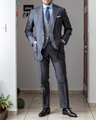 Graue Wollweste kombinieren – 131 Herren Outfits: Tragen Sie eine graue Wollweste und einen dunkelgrauen Anzug für eine klassischen und verfeinerte Silhouette. Suchen Sie nach leichtem Schuhwerk? Entscheiden Sie sich für schwarzen Leder Oxford Schuhe für den Tag.