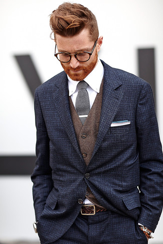 Schwarze und weiße Strick Krawatte kombinieren – 97 Elegante Herren Outfits: Kombinieren Sie einen dunkelblauen Anzug mit einer schwarzen und weißen Strick Krawatte für eine klassischen und verfeinerte Silhouette.