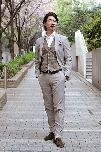 Weste kombinieren – 500+ Elegante Herren Outfits: Entscheiden Sie sich für eine Weste und einen grauen Anzug für eine klassischen und verfeinerte Silhouette. Wählen Sie die legere Option mit dunkelbraunen Wildleder Slippern.