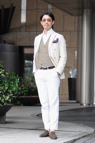 Weißen Anzug kombinieren – 155 Herren Outfits: Entscheiden Sie sich für einen weißen Anzug und eine beige bedruckte Weste für eine klassischen und verfeinerte Silhouette. Fühlen Sie sich mutig? Entscheiden Sie sich für dunkelbraunen Wildleder Slipper.
