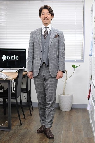 Graue Weste kombinieren – 427 Herren Outfits: Vereinigen Sie eine graue Weste mit einem grauen Anzug mit Karomuster für eine klassischen und verfeinerte Silhouette. Wenn Sie nicht durch und durch formal auftreten möchten, wählen Sie dunkelbraunen Leder Oxford Schuhe.