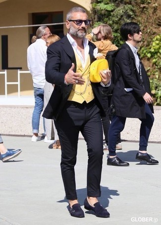 Dunkelblaue Doppelmonks aus Wildleder kombinieren – 43 Herren Outfits: Kombinieren Sie einen schwarzen Anzug mit einer gelben Weste, um vor Klasse und Perfektion zu strotzen. Fühlen Sie sich ideenreich? Entscheiden Sie sich für dunkelblauen Doppelmonks aus Wildleder.